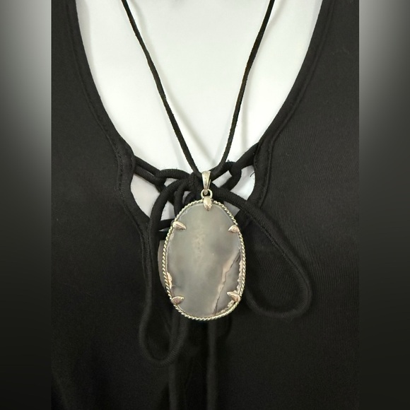 Elegant Black Midi Dress - Picture 3 of 3